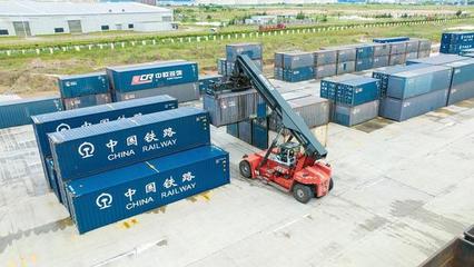 西部陸海新通道班列運(yùn)輸貨物量增長(zhǎng)超10%，工程機(jī)械租賃市場(chǎng)迎新機(jī)遇